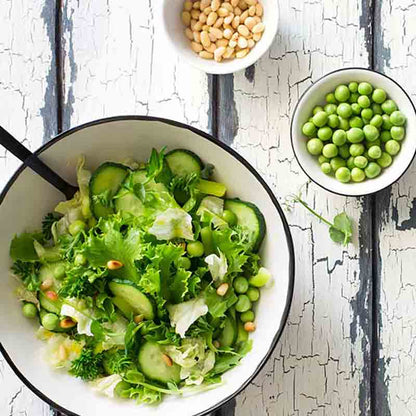 Salat mit Erbsen und Pinienkernen.