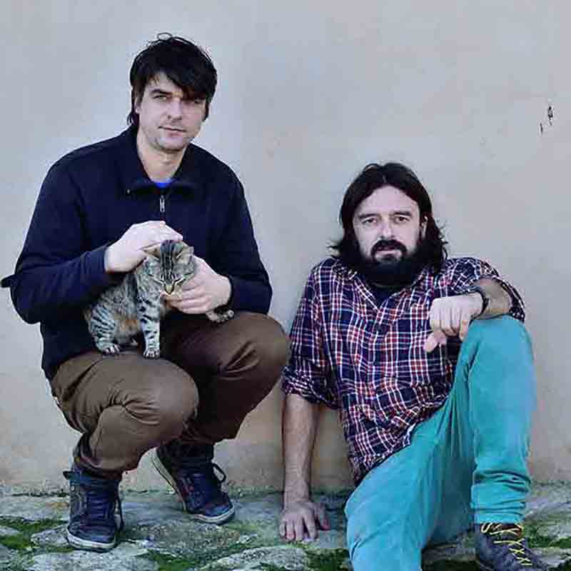 Zwei Männer mit einer Katze.