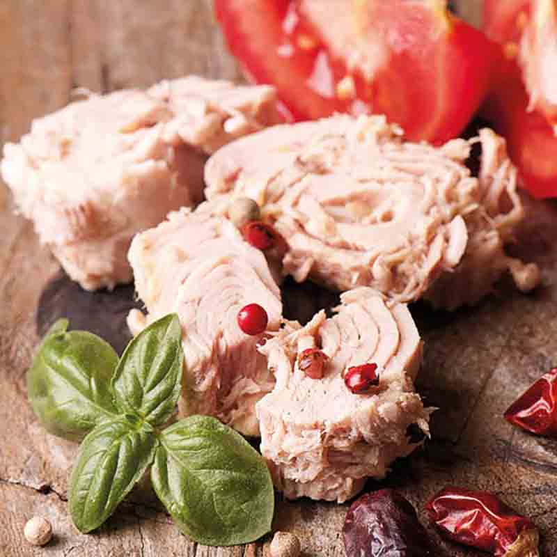 Thunfisch, Basilikum, Tomaten, Pfefferkörner.