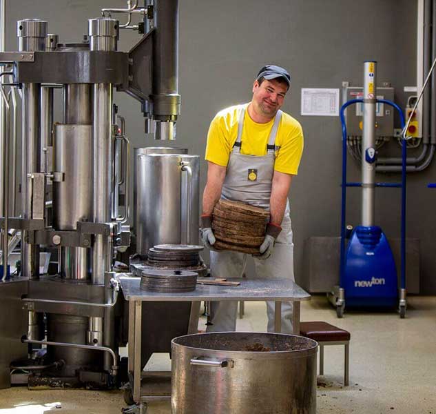 Mann bei Olivenölproduktion in Fabrik.
