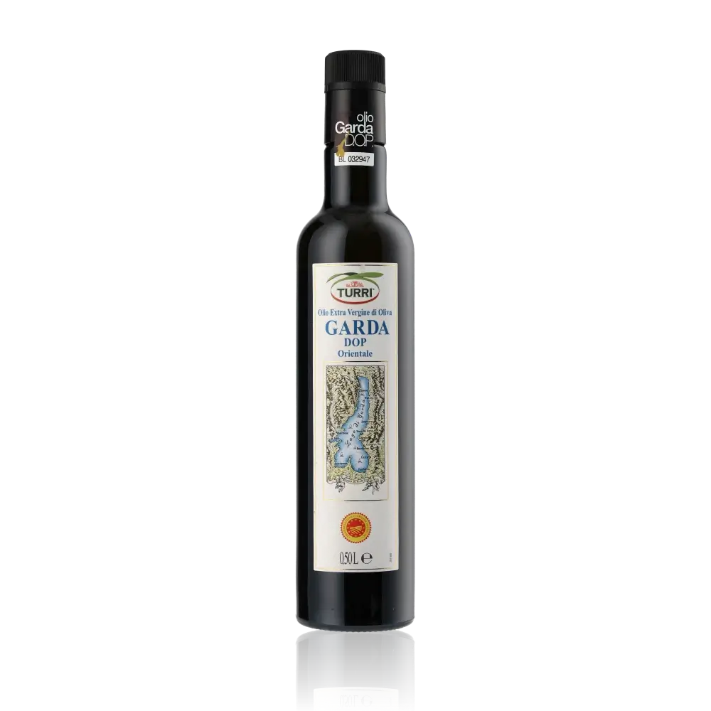 Turri Garda DOP Olivenölflasche auf schwarzem Hintergrund.
