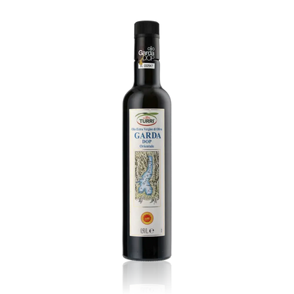 Turri Garda DOP Olivenölflasche auf schwarzem Hintergrund.