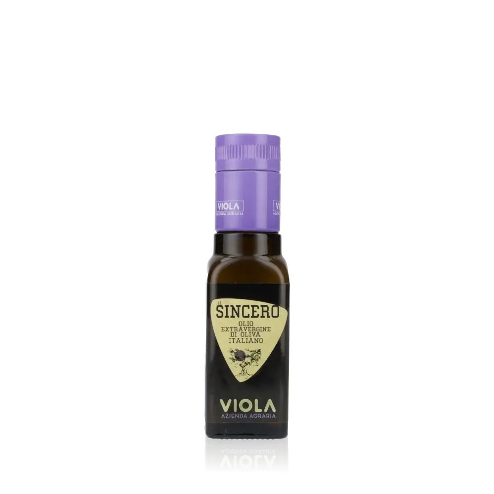 Viola Sincero Olivenölflasche vor schwarzem Hintergrund.