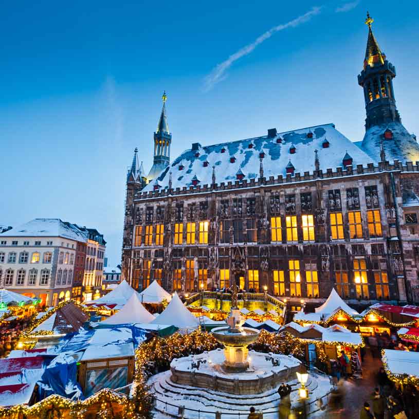 Weihnachtsmarkt Aachen mit schneebedeckten Dächern