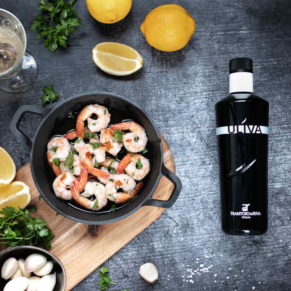 Garnelenpfanne, Zitronen, Olivenölflasche "Uliva", Kräuter, Knoblauch, Wein.