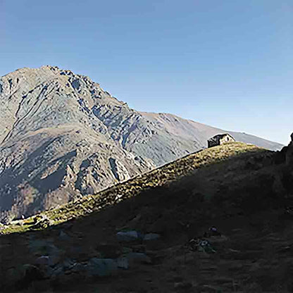 Berglandschaft mit kleinem Steinhaus.