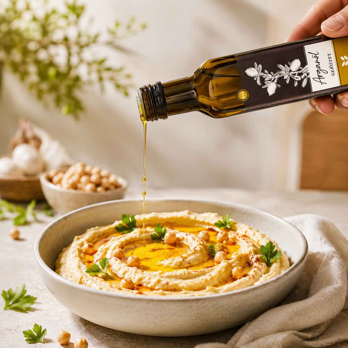 Arganöl geröstet wird über Hummus gegeben