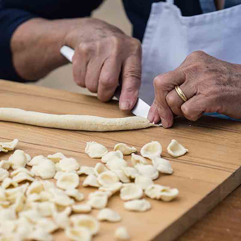 Handgemachte Pasta auf Holzbrett.