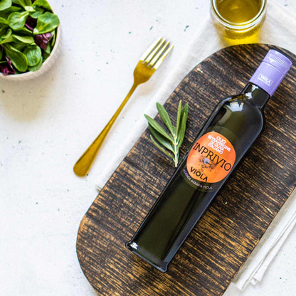 Olivenölflasche "Imprivio" von Viola auf Holzbrett.