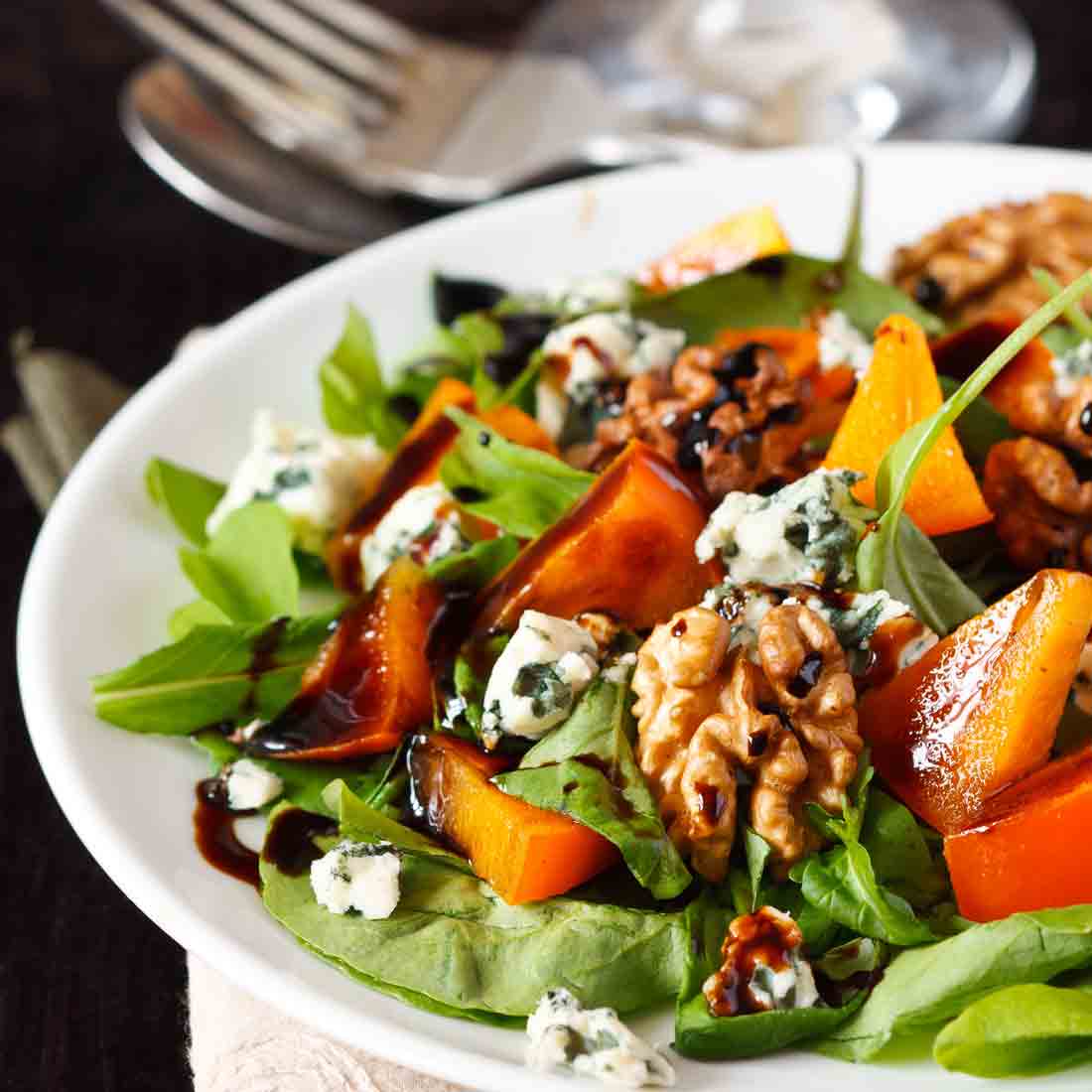 Salat mit Walnüssen, Blauschimmelkäse, Balsamico und Kürbisstücken.