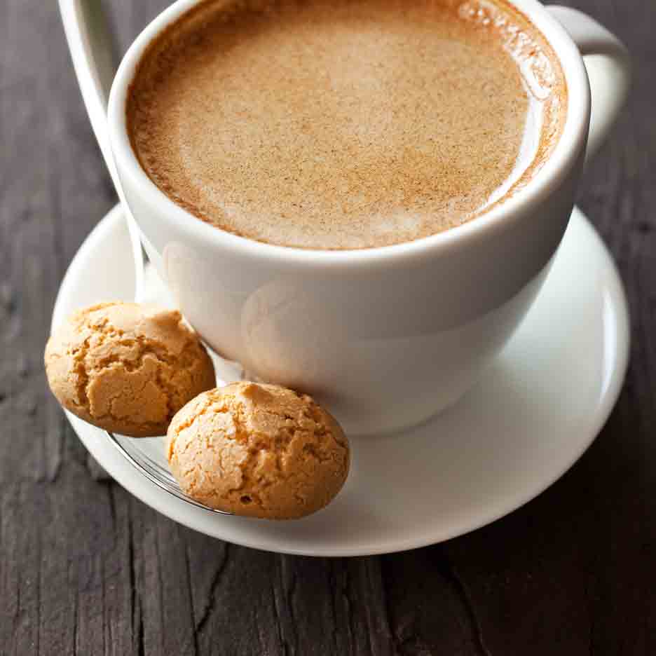 Frischer Kaffee in Tasse mit zwei Amaretti.