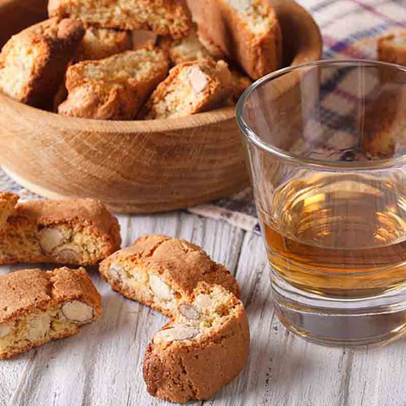 Cantuccini und Getränk auf Tisch.