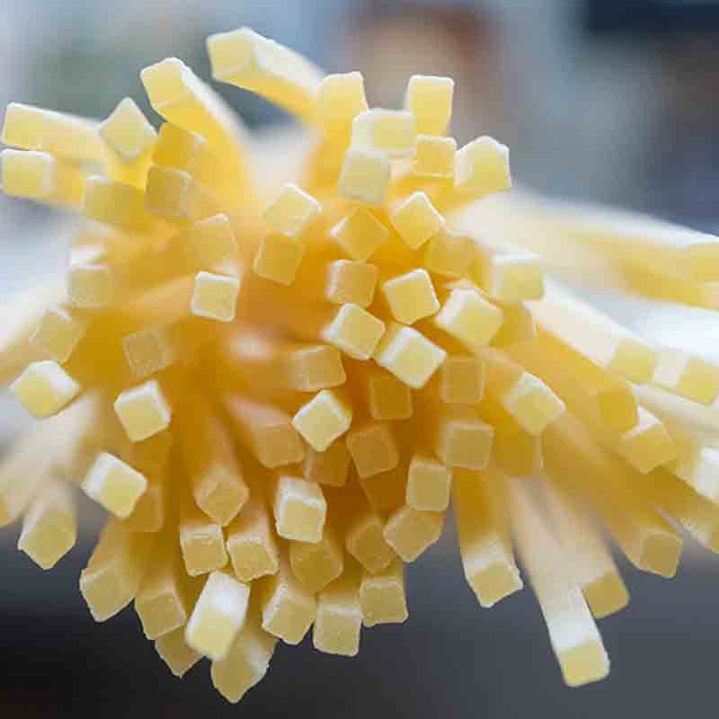 Nahaufname der vierkantigen Chitarra Pasta