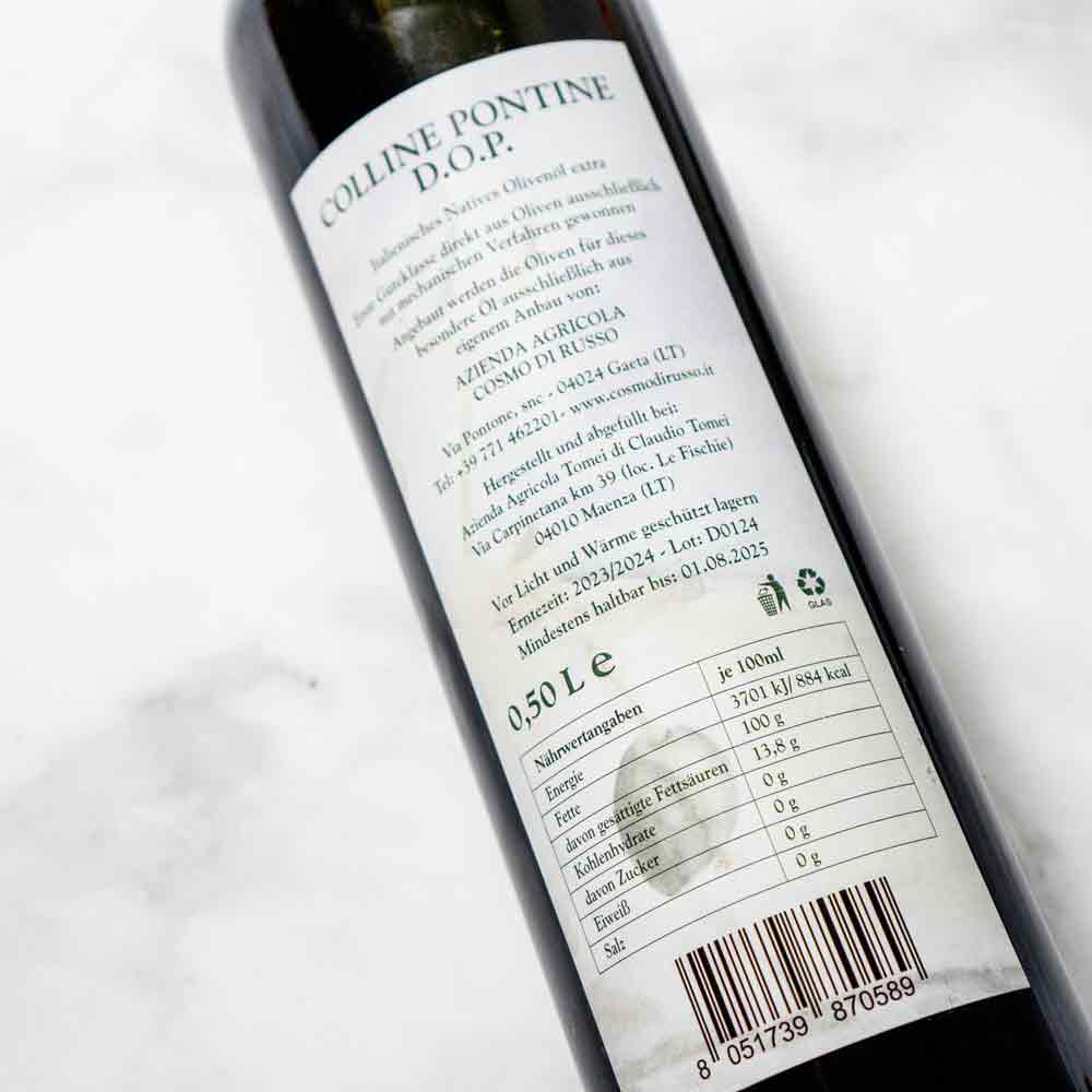 Rückseite einer Olivenölflasche mit Etikett und Informationen.