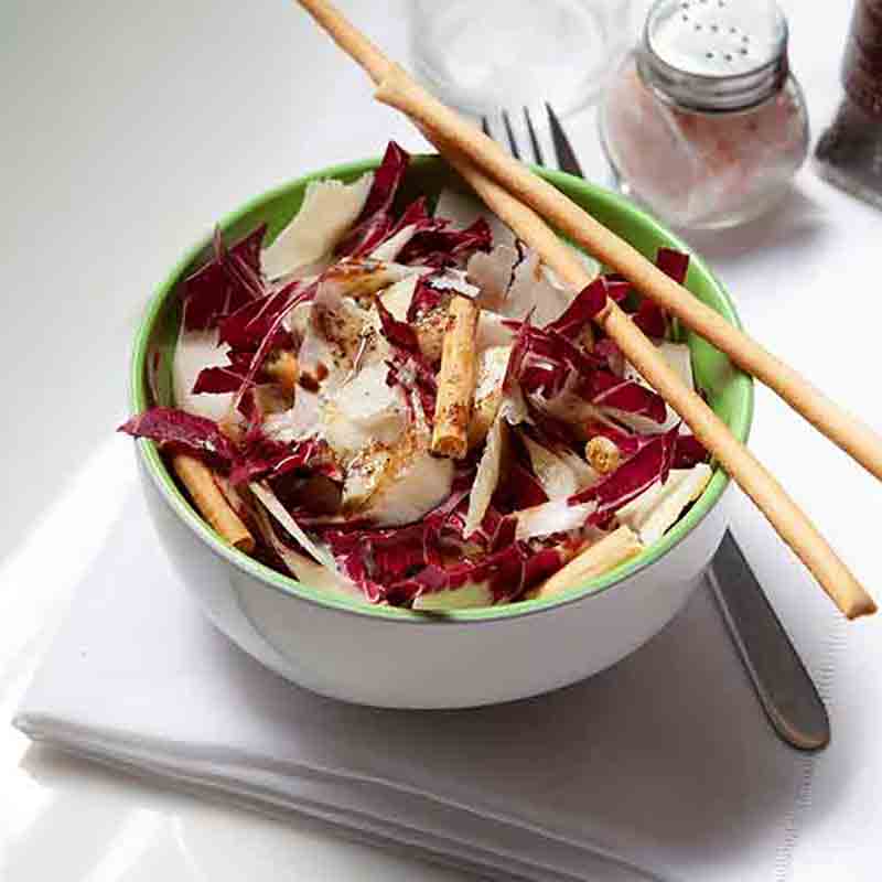 Salat mit Radicchio, Grissini, Parmesan und Balsamico-Dressing.