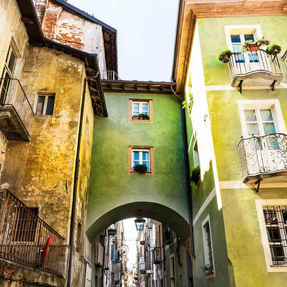 Grüne Häuser im Stadtzentrum von Cuneo in Italien. In Cuneo beginnt die Firmengeschichte.
