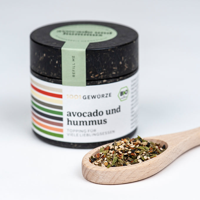 Gewürzdose und Löffel mit Avocado-Hummus-Mischung von 1001 Gewürze.
