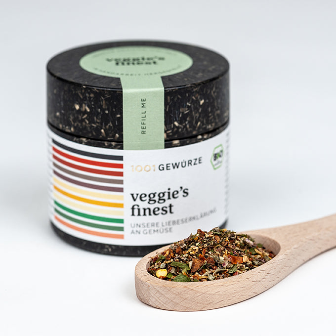 Gewürzdose und Holzlöffel mit Kräutermischung, Marke 1001 Gewürze.