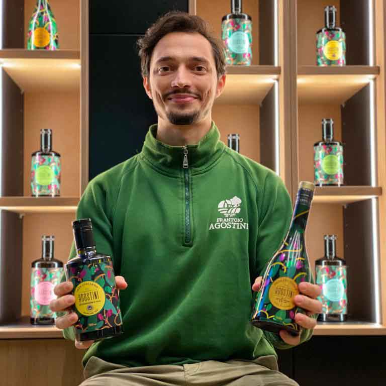 Elia Agostini hält das Terra di Marche IGP und Tenera Ascolana in der Hand