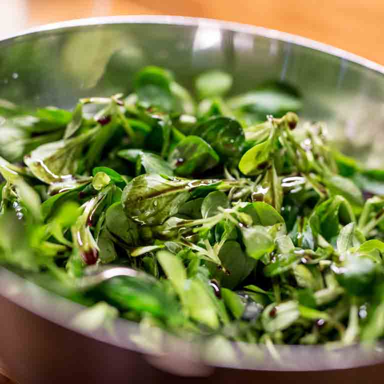 Feldsalat mit Kürbiskernöl in einer Schüssel.