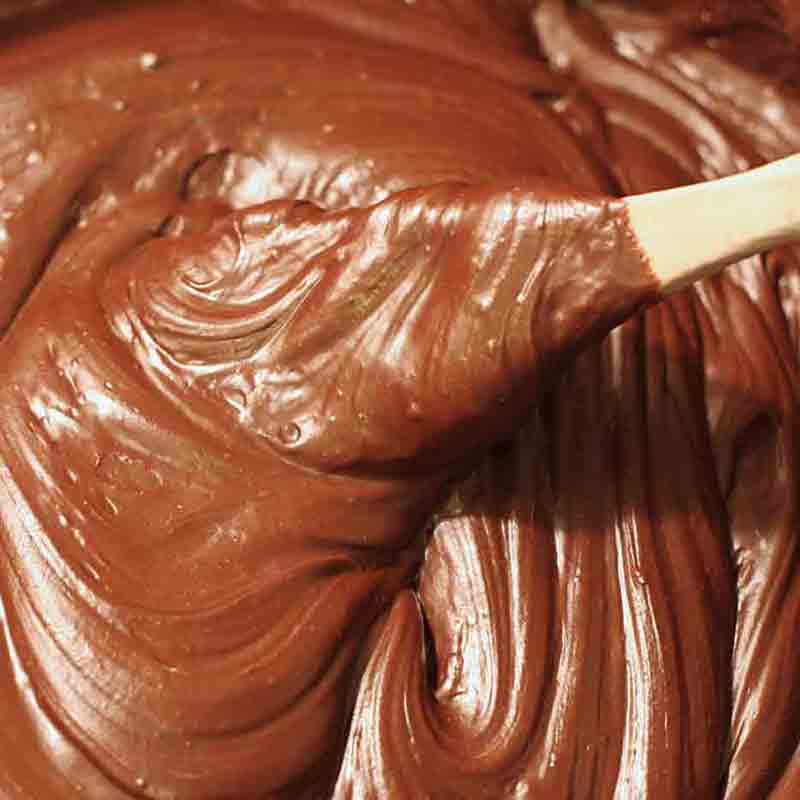 Schokoladenfudge mit Holzlöffel.