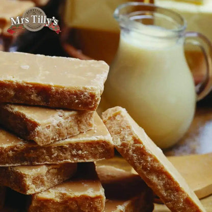 Fudge-Stücke und Krug im Hintergrund.