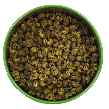 Blick auf die offene Dose mit grünem Szechuanpfeffer