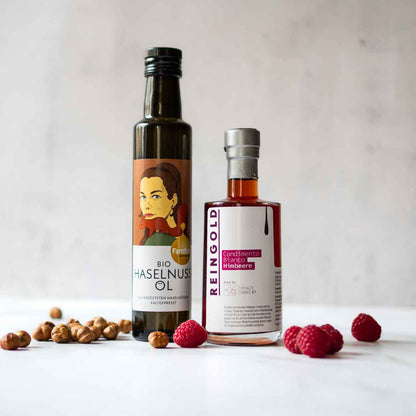 Haselnussöl und Himbeerbalsam mit Nüssen und Himbeeren.