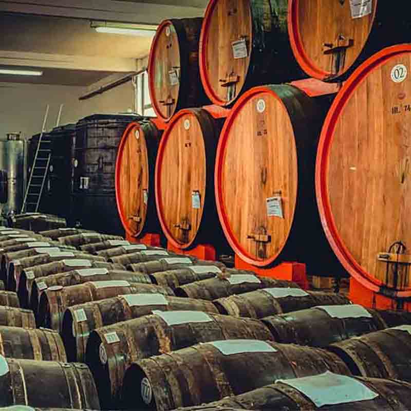 Holzfässer in Lagerraum, vermutlich für Essig oder Wein.