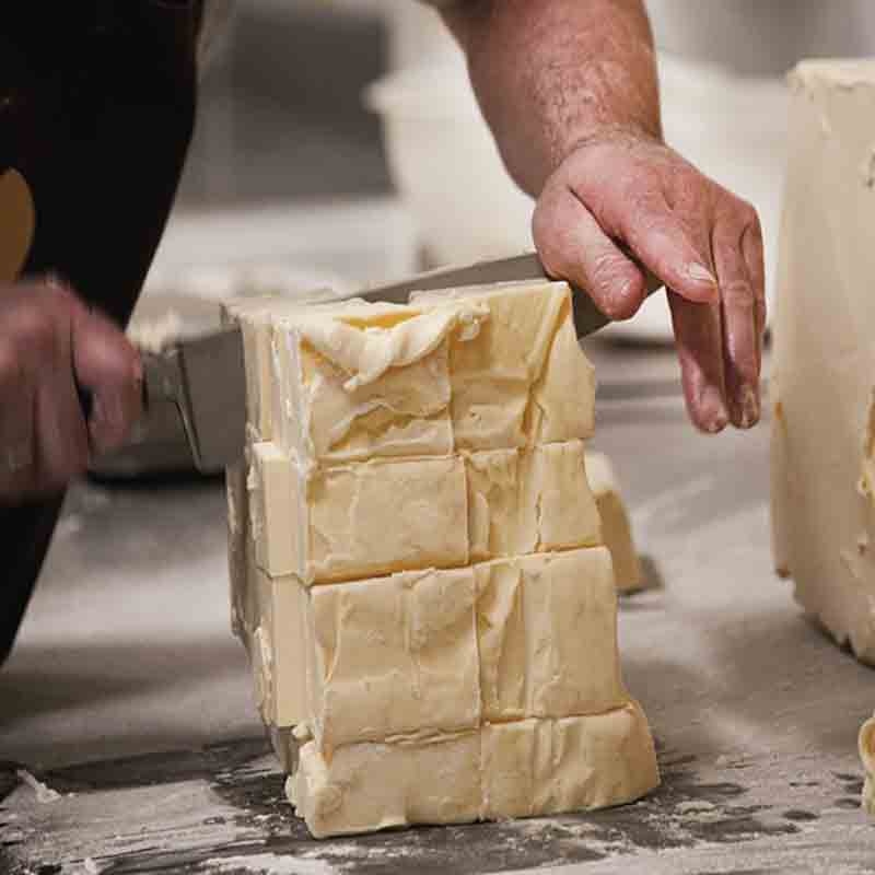 Nur echte Butter für das holländische Käsegebäck.