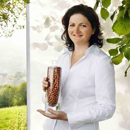 Julia Fandler hält Haselnüsse in der Hand.