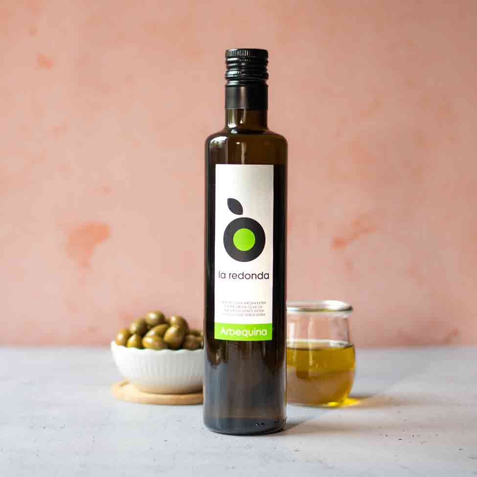 La Redonda Olivenölflasche, Schale Oliven, Glas Olivenöl.