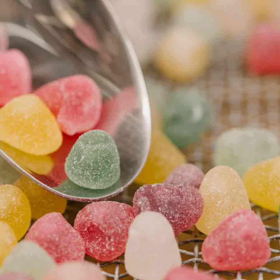 Bunte Geleebonbons auf Löffel.