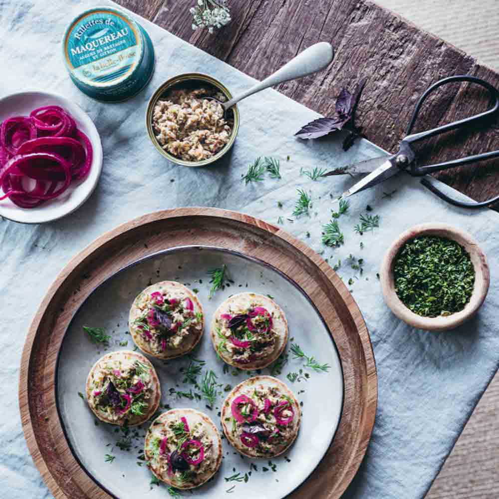 Makrelen-Rillettes, Zitrone, Algen, Kräuter, Tisch, Schere, Teller.