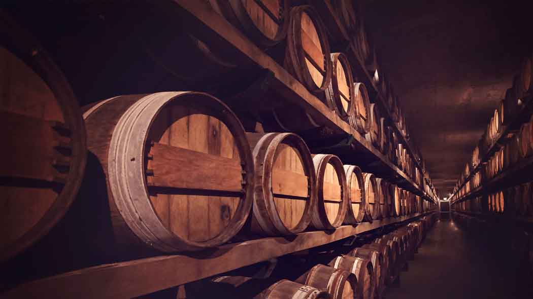 Holzfässer in einem Lagerraum für Essig und Wein.