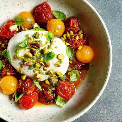 Ofentomate mit Burrata und Basilikum Olivenöl