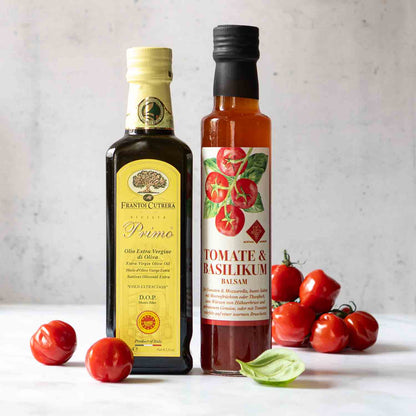 Olivenöl und Tomate-Basilikum-Essig mit frischen Tomaten.