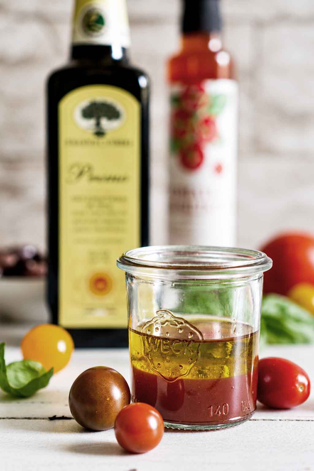 Dressingglas mit Olivenöl-Tomaten-Dressing