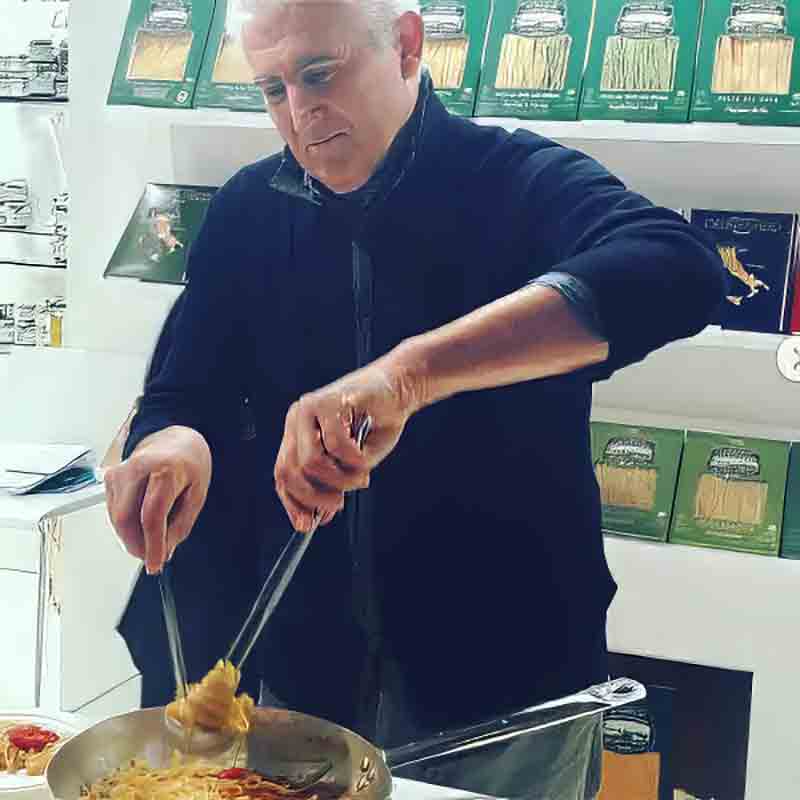 Person kocht Pasta in Küche.