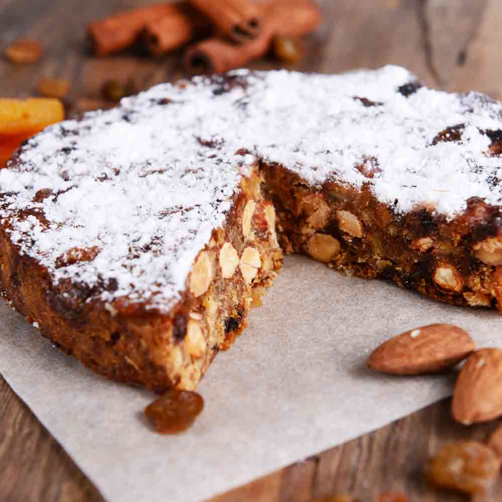 Panforte di Siena Kuchen mit Mandeln und Rosinen.