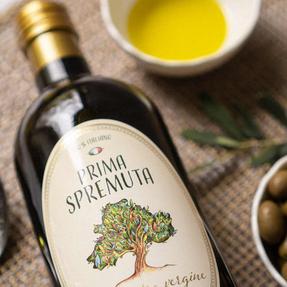 Olivenölflasche Prima Spremuta, Schale, Oliven, Zweig, Tisch.