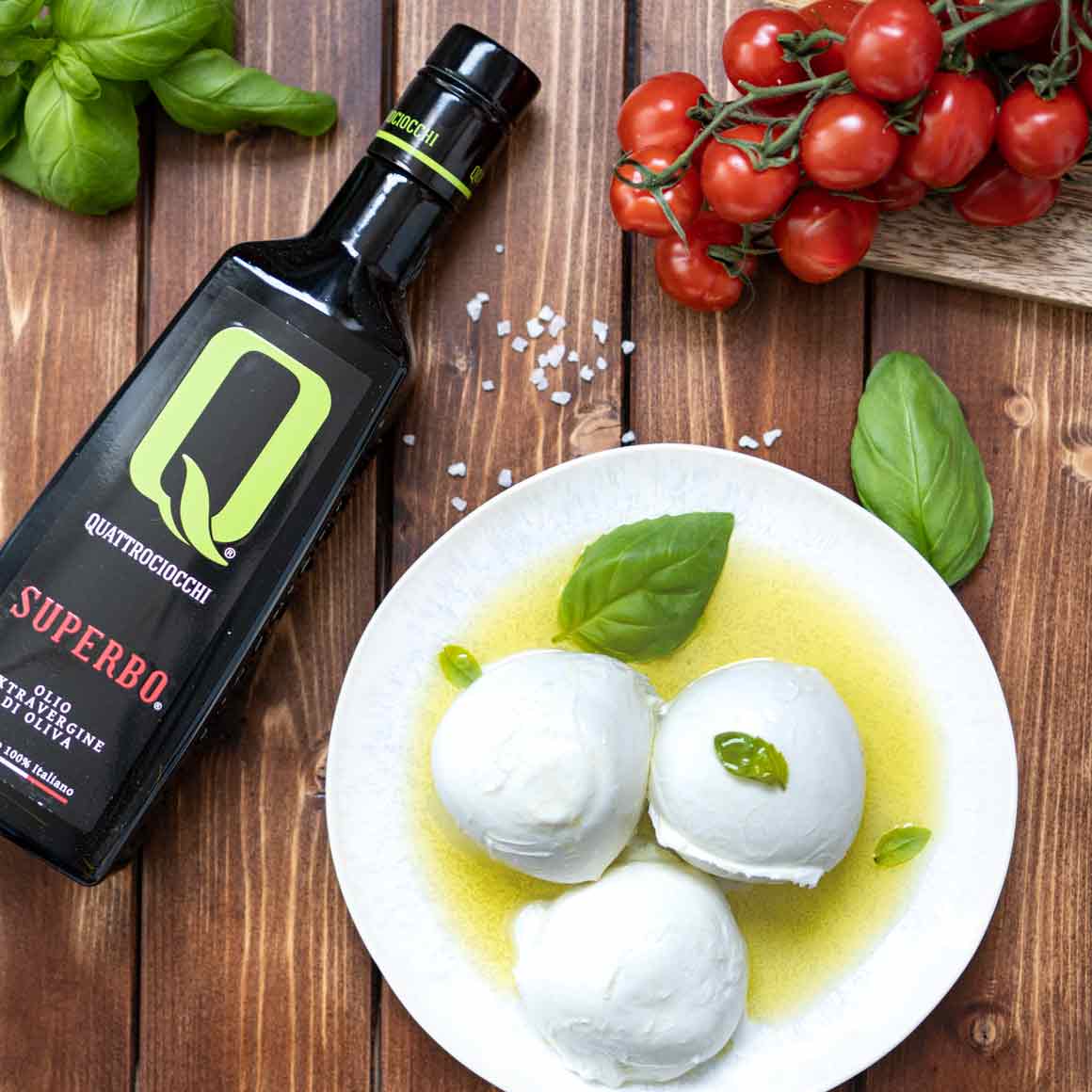Olivenöl, Mozzarella, Tomaten, Basilikum auf Holztisch, Quattrociocchi.