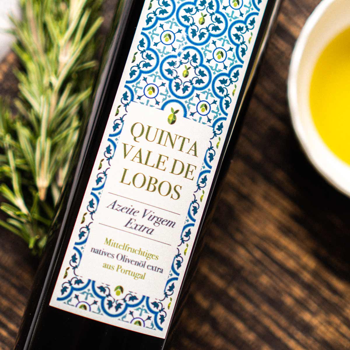 Quinta Vale de Lobos Olivenölflasche mit Etikett und Rosmarin.