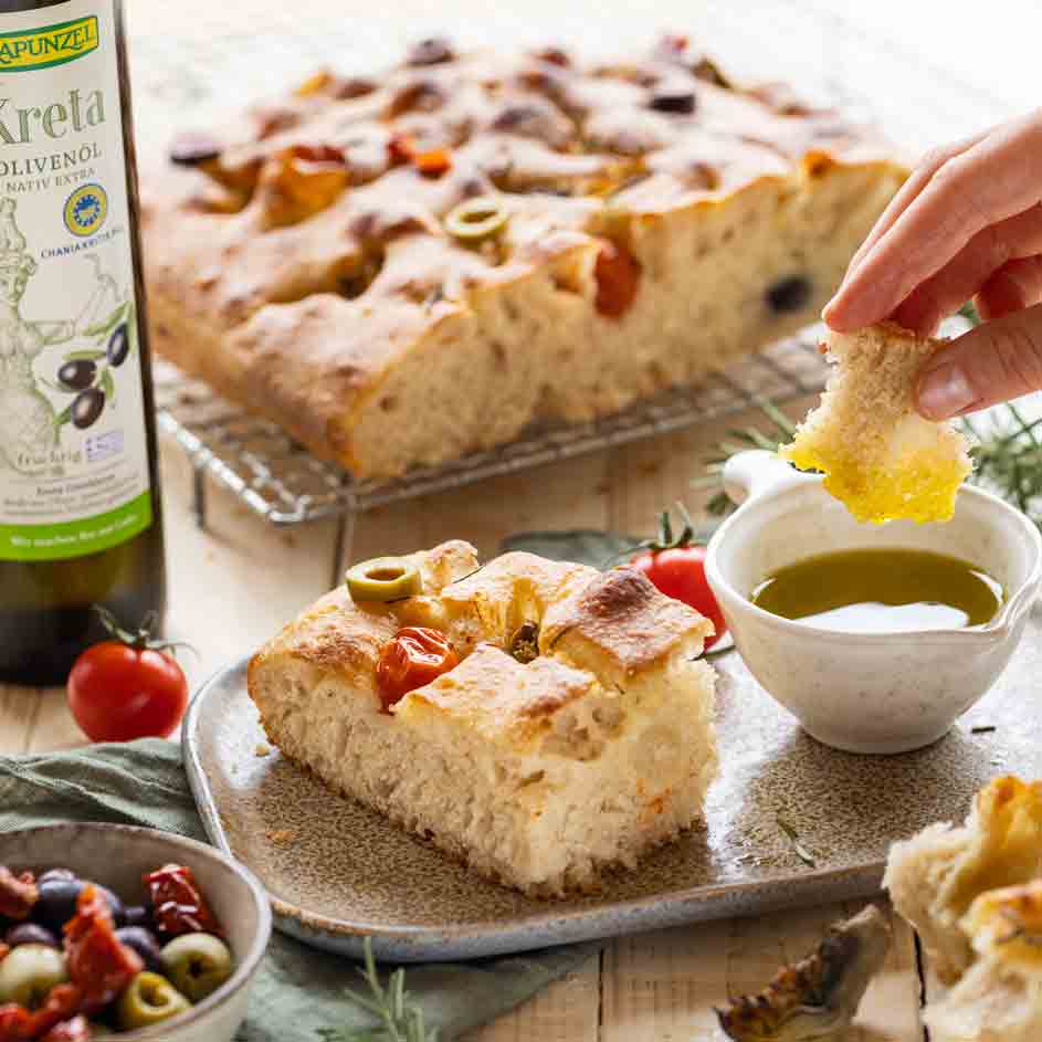 Focaccia mit Olivenöl, Tomaten, Oliven und Rosmarin.