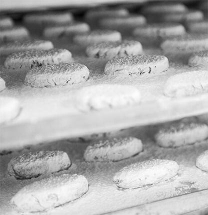 Ricciarelli auf Backblechen.