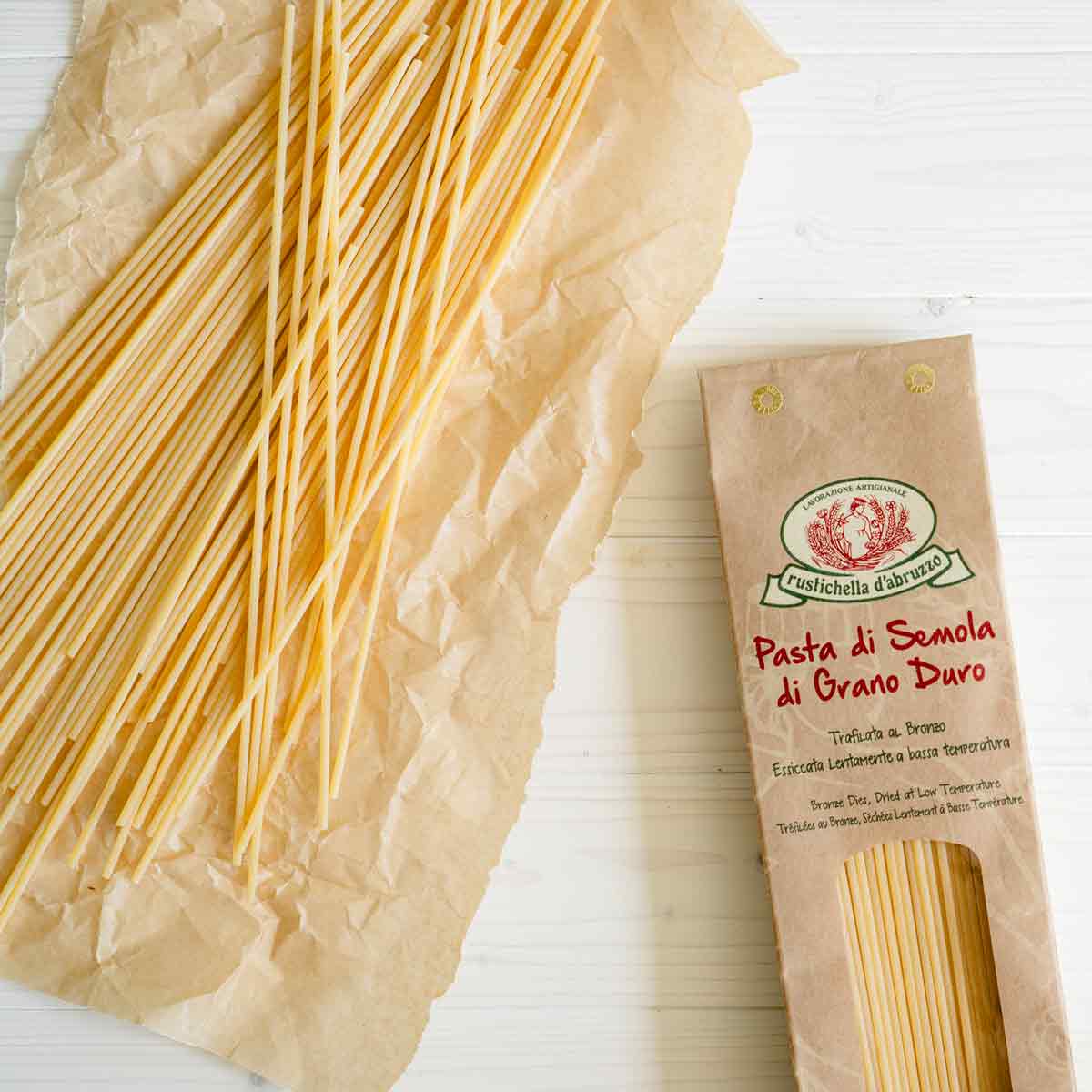 Rustichella d'Abruzzo Spaghetti auf Papier und in Verpackung.