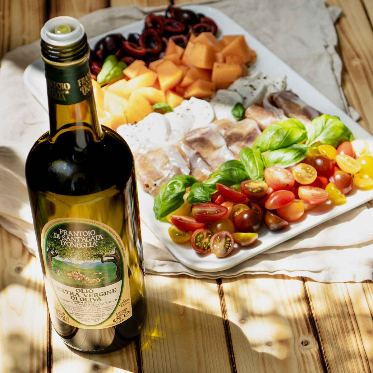 Olivenöl, Antipasti, Tomaten, Basilikum, Sant'Agata d'Oneglia Flasche.