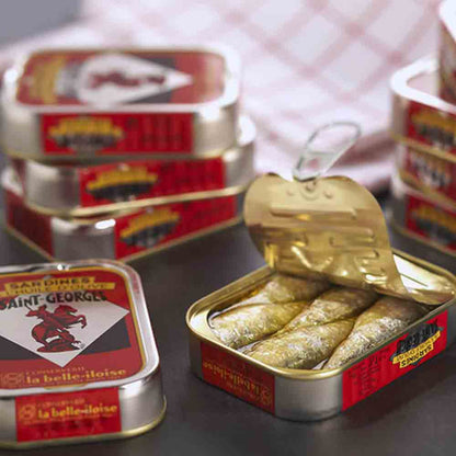 Sardinen in Dosen von La Belle-Iloise auf Tisch.