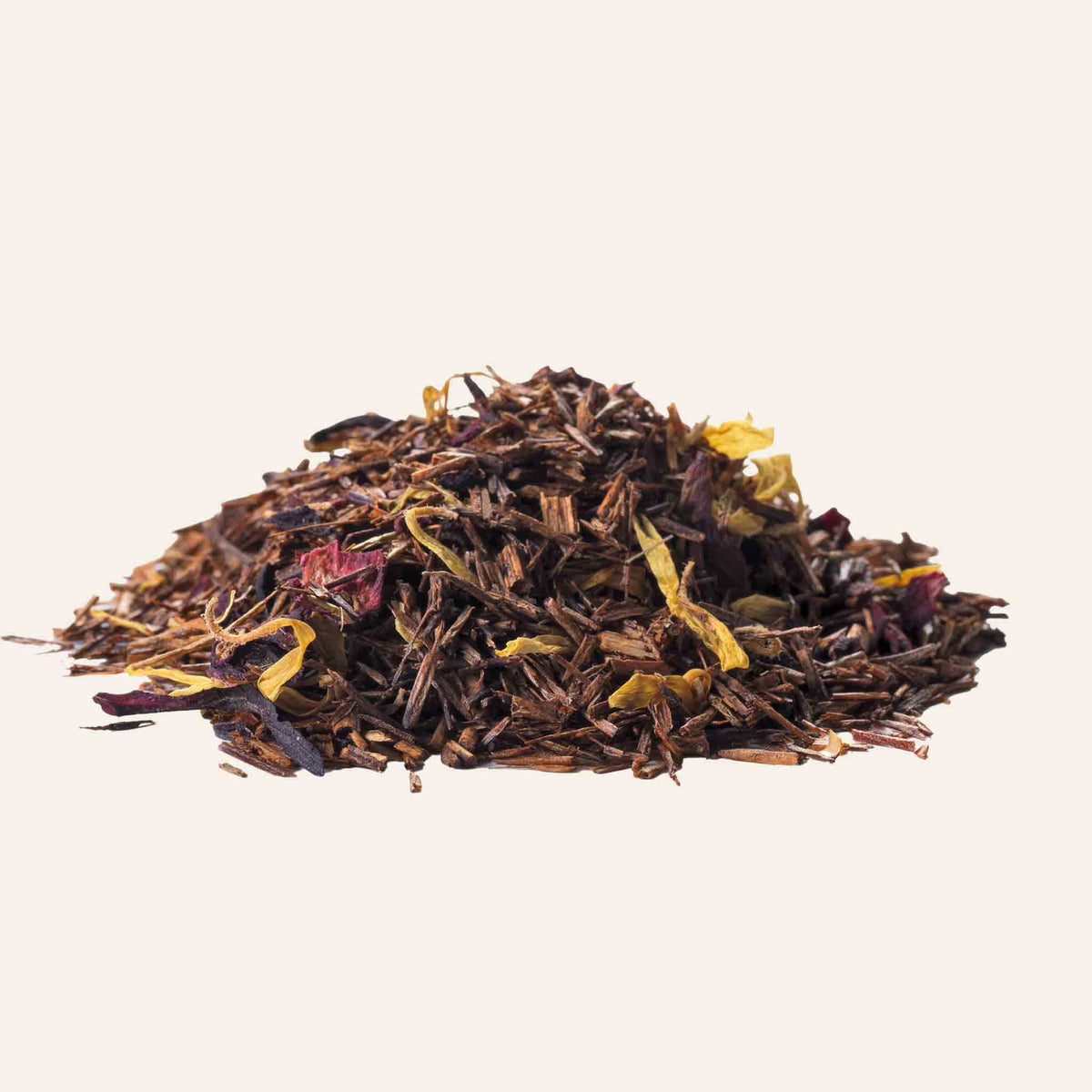 Haufen losen Rooibos-Tee mit Blüten.