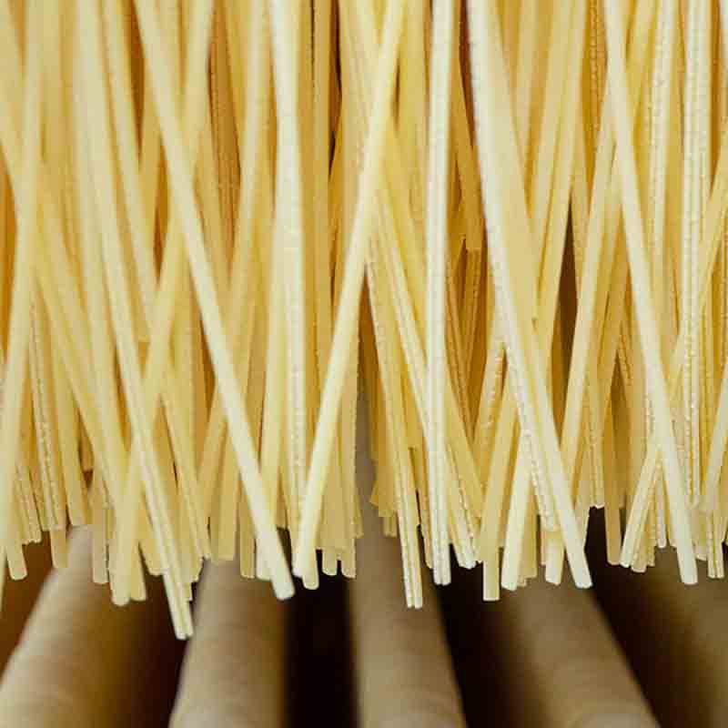 Spaghetti im Trockungsraum des Herstellers.